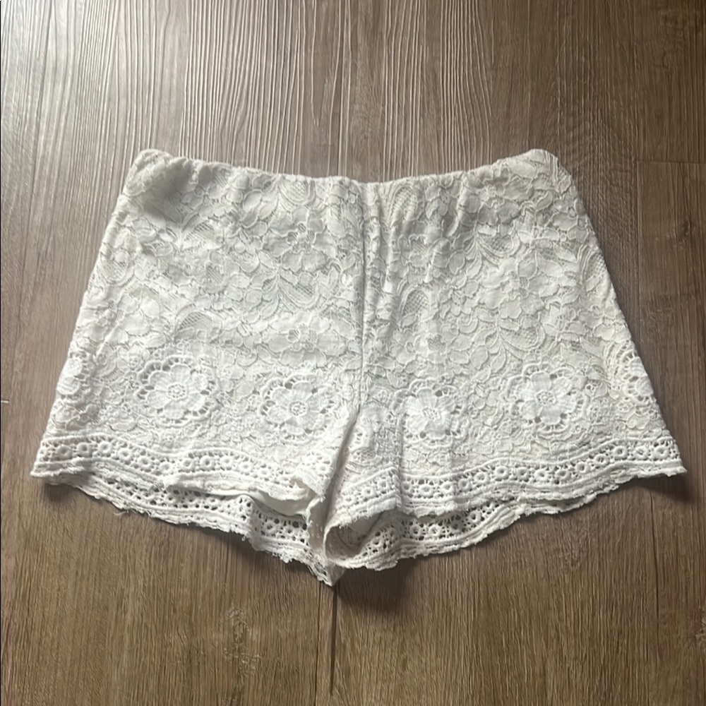 Freshman Women’s Cream Lace Shorts with Scalloped Hem Size Small